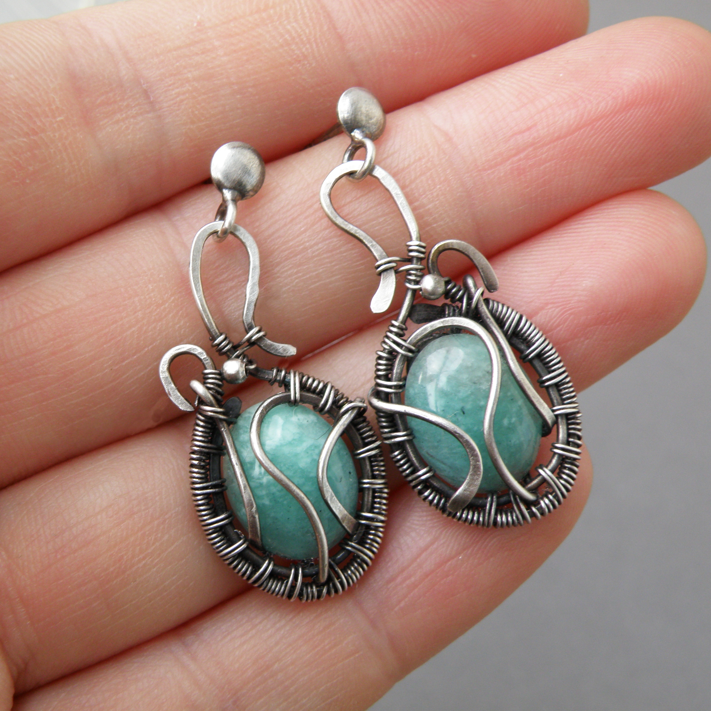 stribrne nausnice s amazonitem